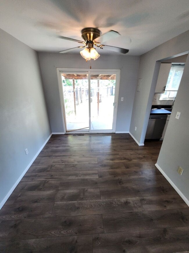 Building Photo - Beautiful Townhome