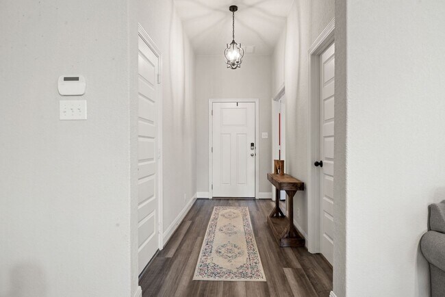 Foto del edificio - Charming Home Awaits: Spacious & Modern Li...