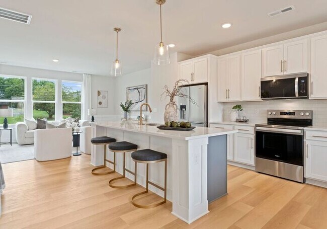 Foto del edificio - FREE RENT! Stunning 4 Bed | 3.5 Bath Luxur...