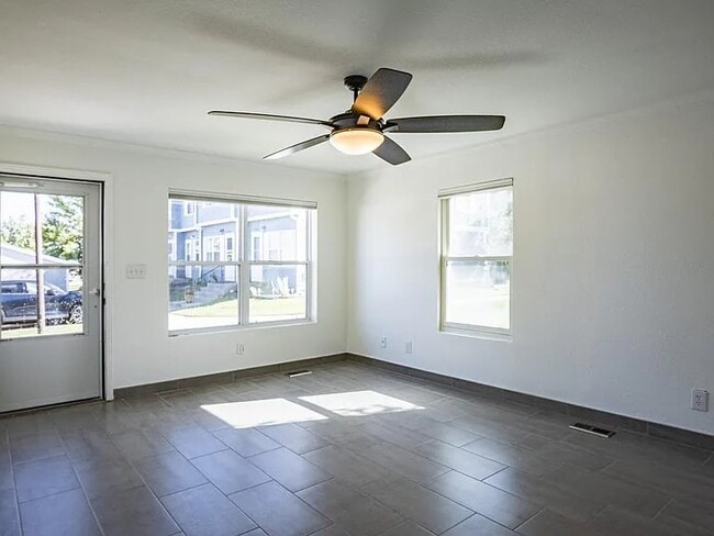 Building Photo - 2100 Oakcrest Cir