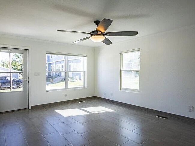 Foto del edificio - 2100 Oakcrest Cir