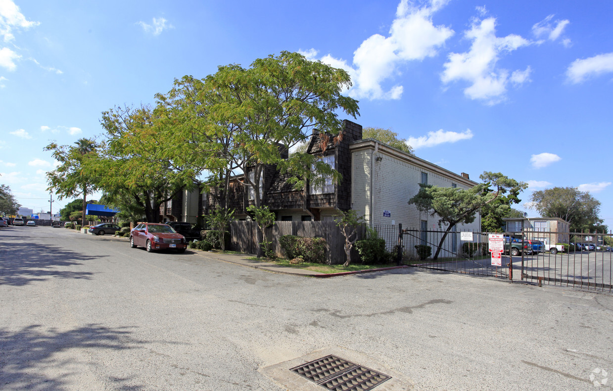 Building Photo - Alexander House Apartments