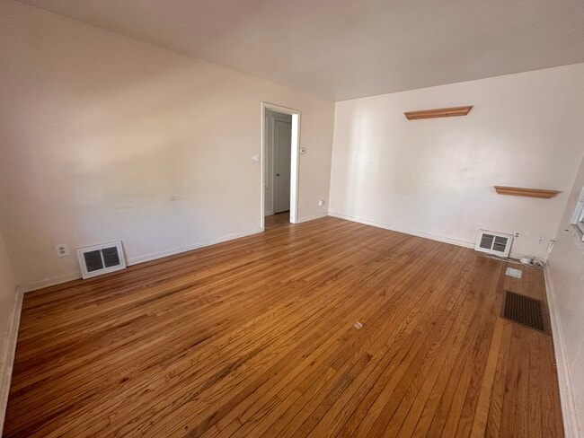 Building Photo - 516 4th Ave