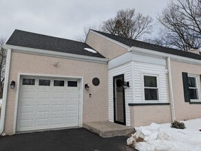 Building Photo - 45 Reel St