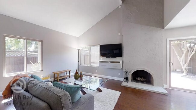 Building Photo - 3BD/1.5BA - Updated Townhouse with Modern ...