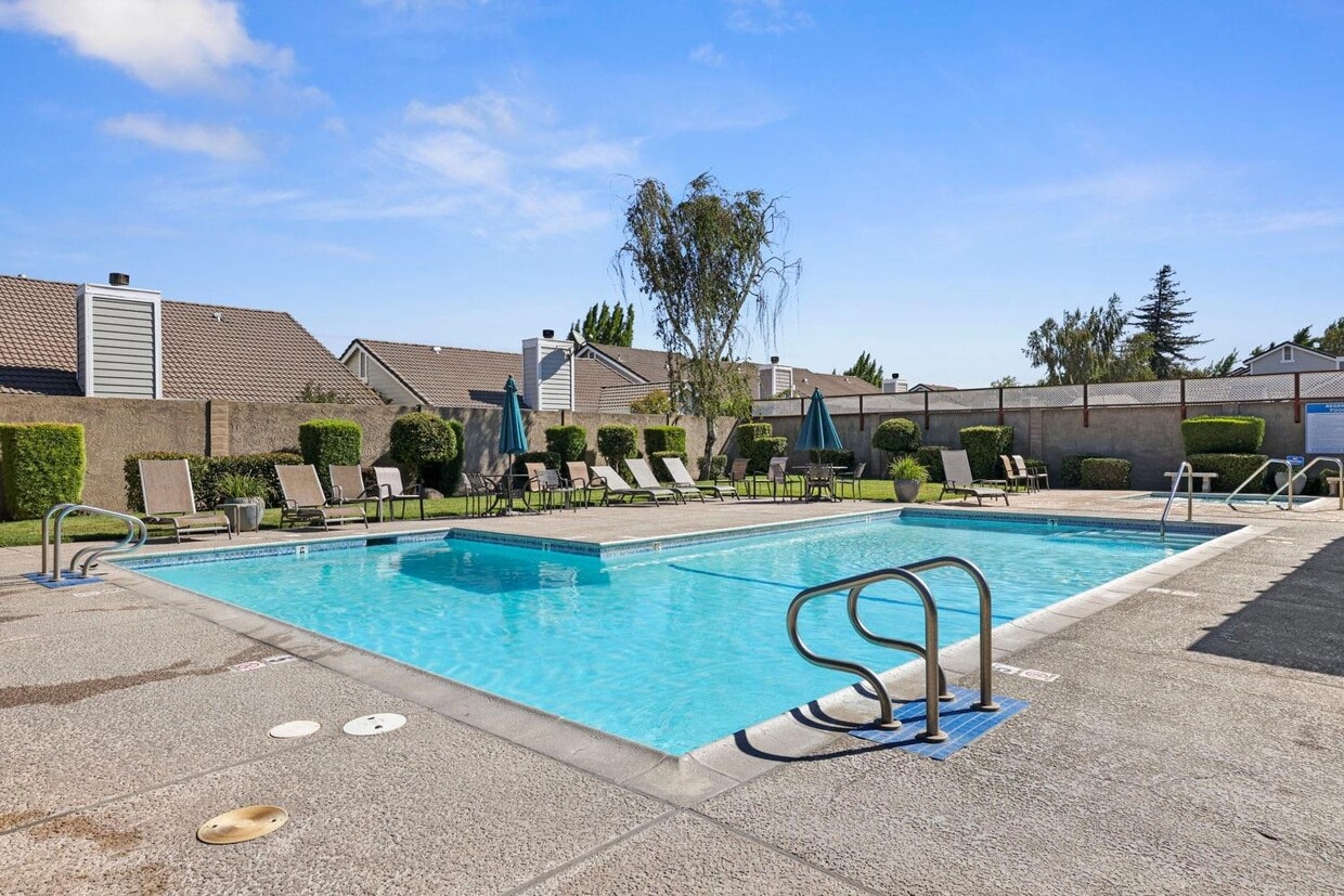 Foto del edificio - 2213 Camborne Dr