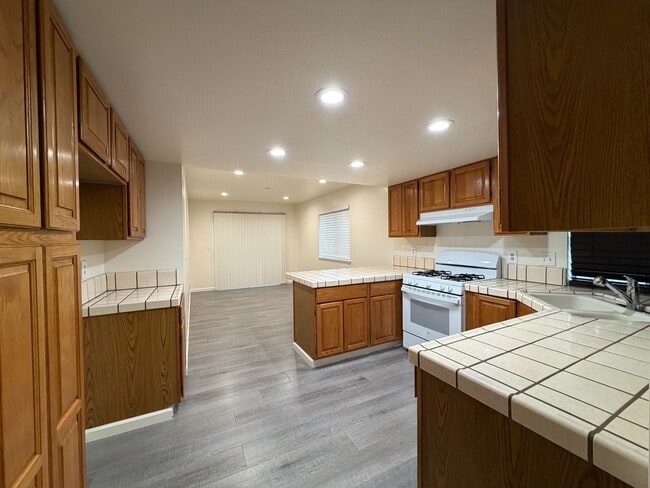 Building Photo - 745 Cedar Dr