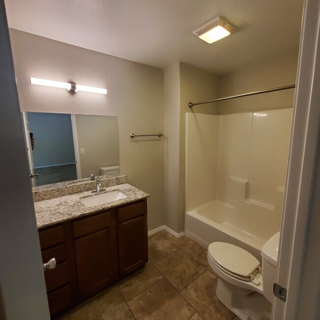 Primary en-suite - 1605 Steele Ave