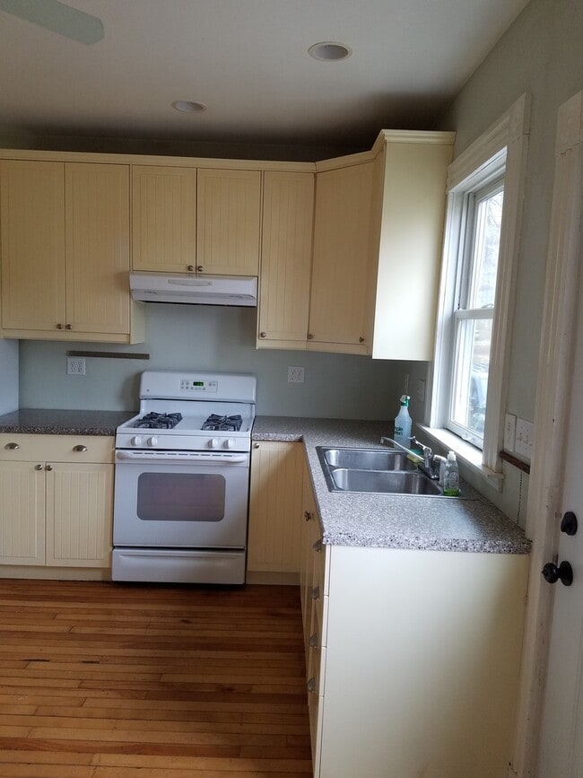 Foto del edificio - 3 bed 1 bath house with large deck, butler...