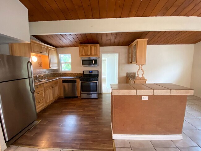 Foto del edificio - Large Bedrooms! 6 Parking Spaces (Lease ou...