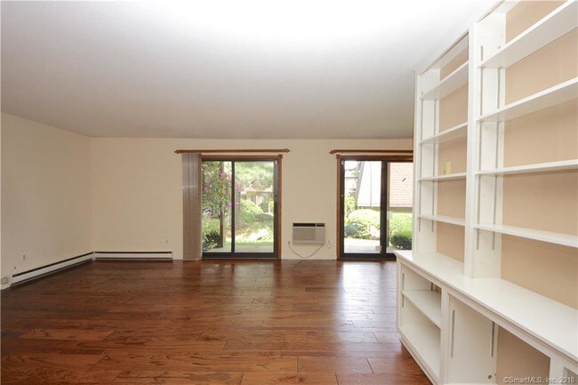 Foto del edificio - 255 Strawberry Hill Ave