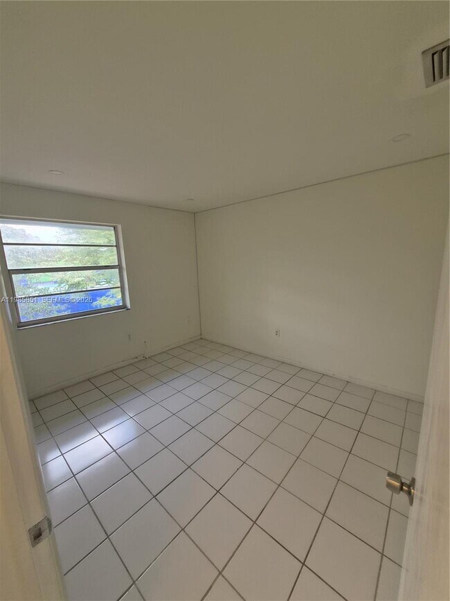Building Photo - 15421 SW 81st Cir Ln