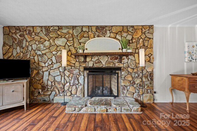 Foto del edificio - 917 W Chapel Rd