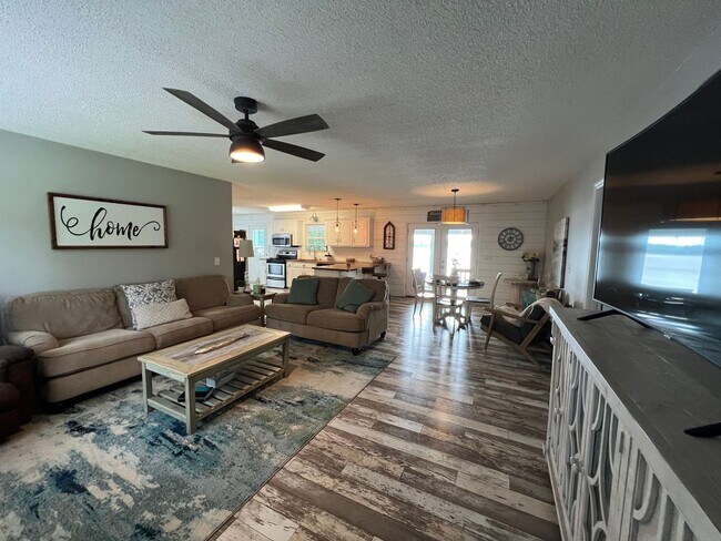 Foto del edificio - Slice of Paradise: 3-Bedroom, 2-Bathroom Fully Furnished Waterfront Rental
