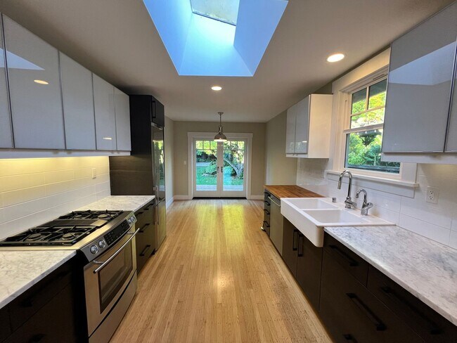 Building Photo - CHARMING TWO BED / ONE BATH HOME ONE BLOCK...