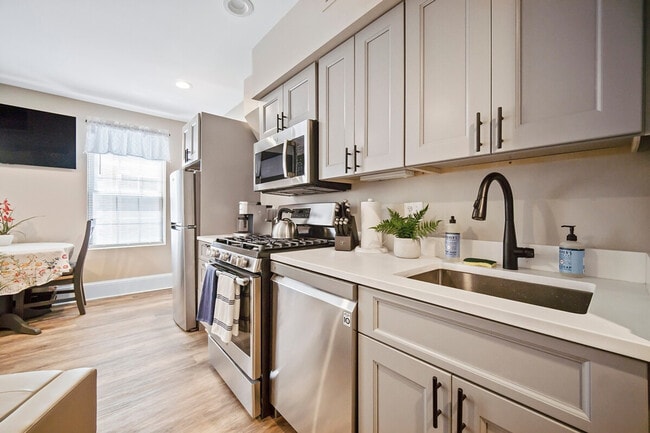 Foto del edificio - 472 Commercial St