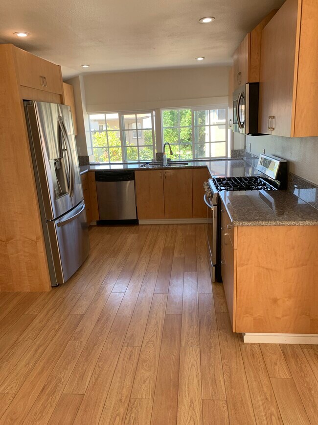 Stainless steel app - 517 1/2 N Irena Ave