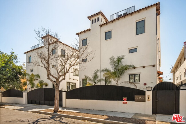 Building Photo - 1153 Beachwood Dr