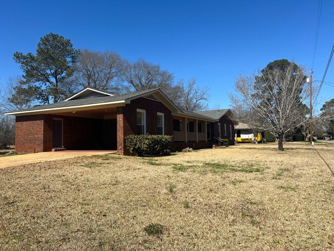 Building Photo - 3 bedroom 2 bathroom brick home