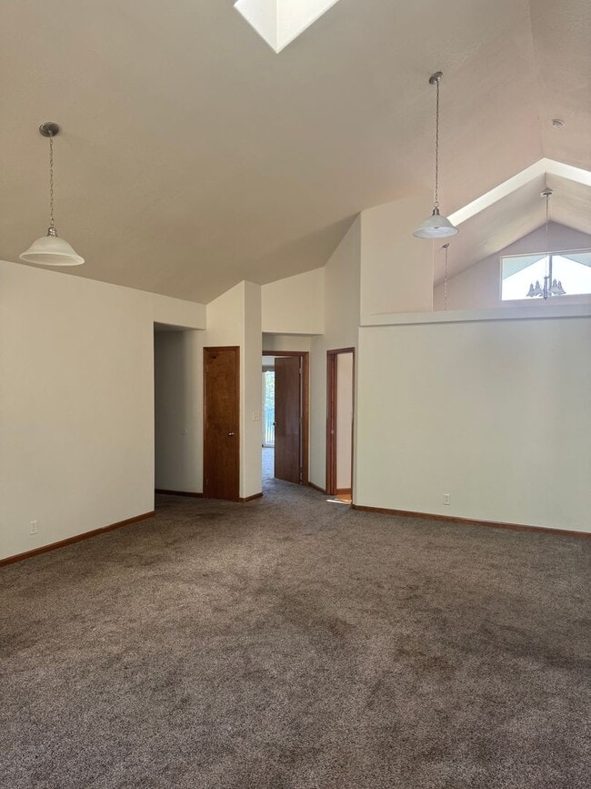 Foto del edificio - Lake views in Cottage Grove!