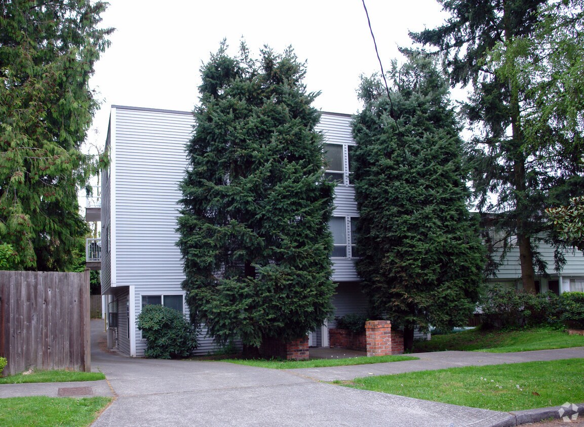 Foto del edificio - 8811 Stone Ave