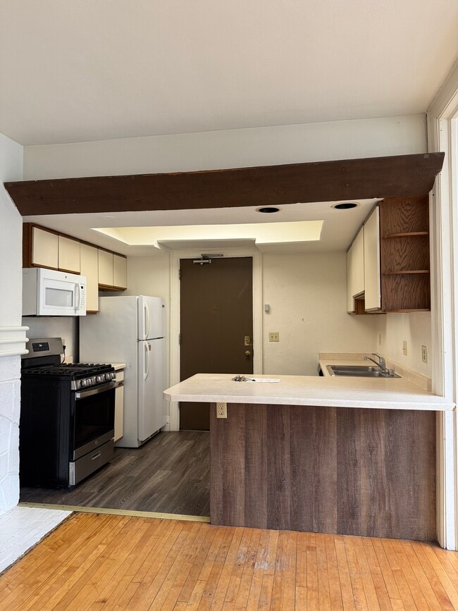 Building Photo - 612 Howard Plz