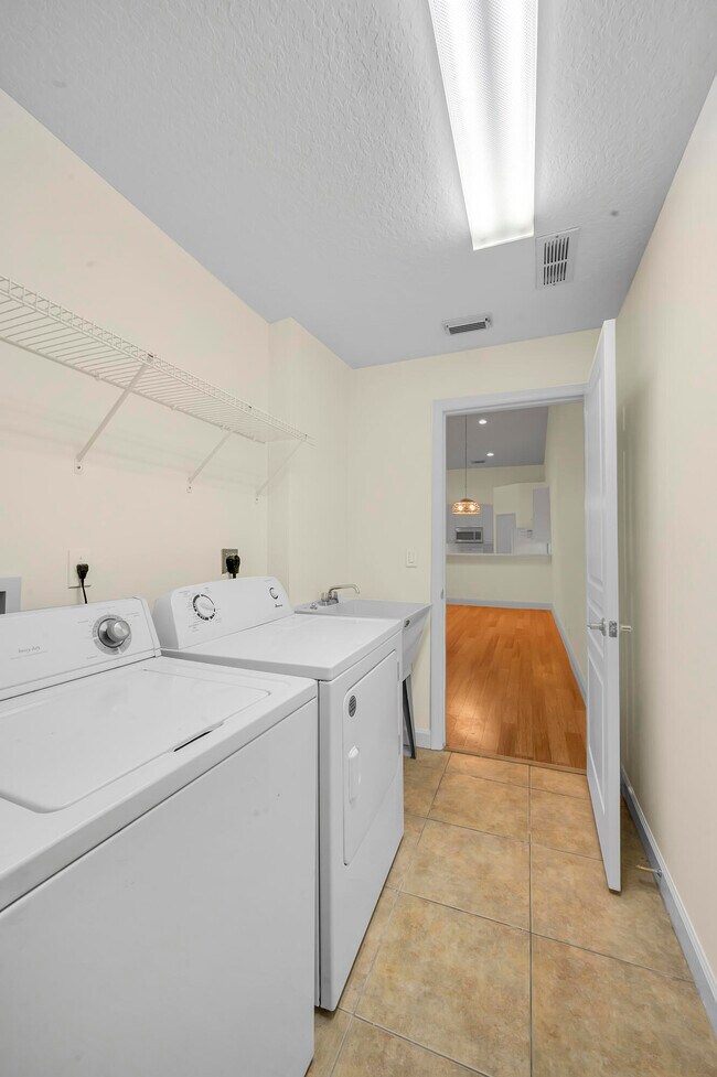 Building Photo - 10495 SW West Park Ave
