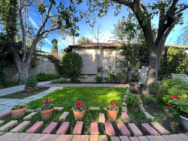 Foto del edificio - 13912 Burbank Blvd