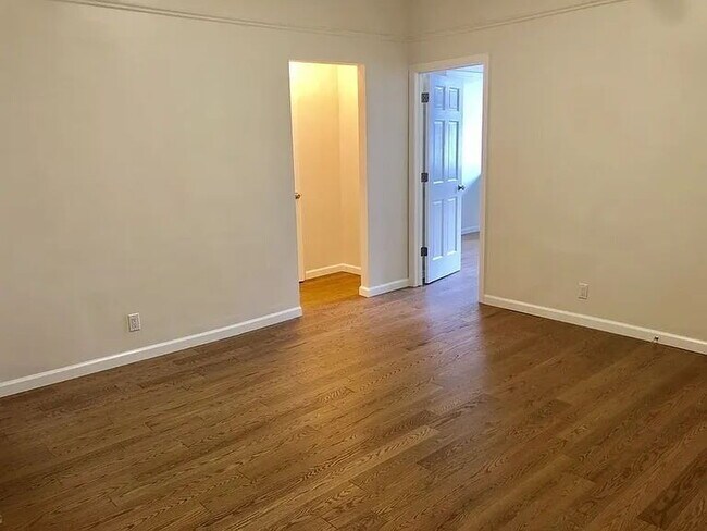 Foto del edificio - True gem in the heart of Astoria! Very spacious, newly renovated and very quiet 1BD