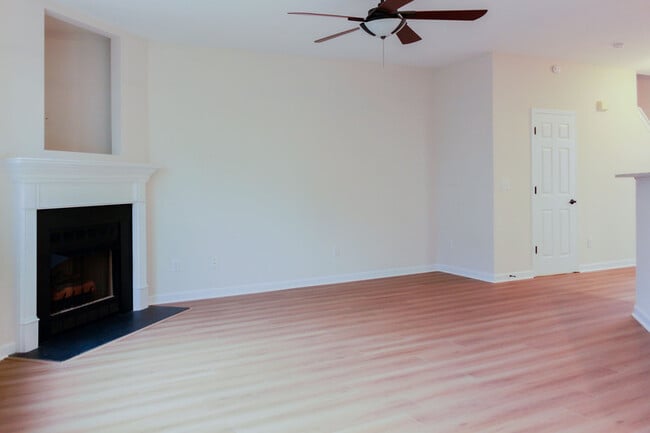 Building Photo - 2204 Valley Haven Dr