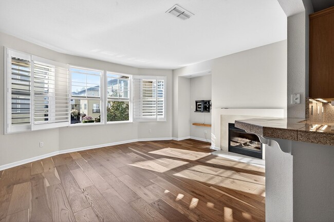 Building Photo - Beautiful Upgraded Townhome: 1,676 sqft, 2-Car Garage + Iron Horse Trail Access