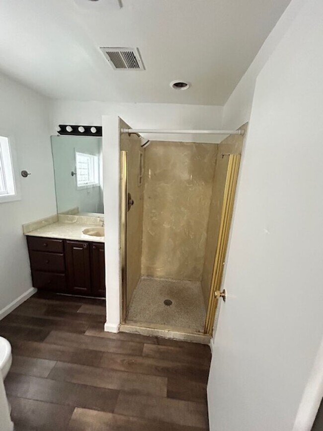 Building Photo - 912