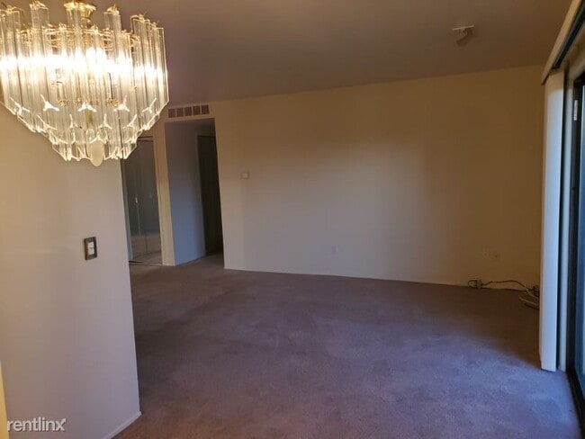Building Photo - 2 br, 1 bath Condo - 30052 W 12 Mile Rd