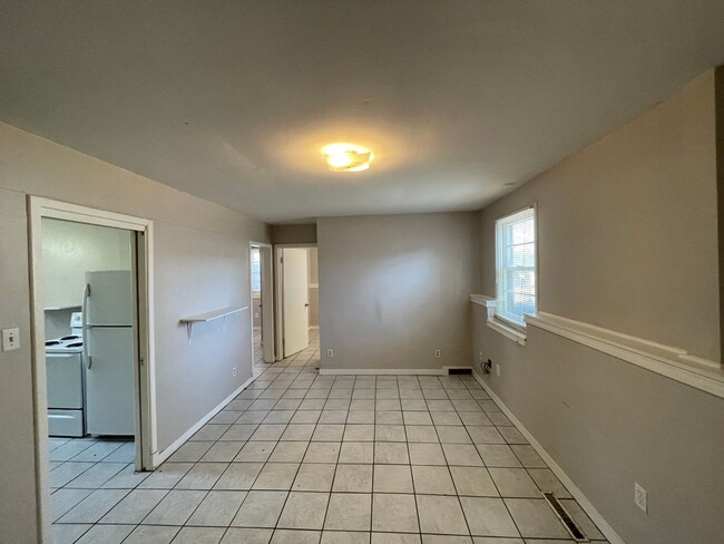 Foto del edificio - 2 bedroom unit across street from KSU Camp...