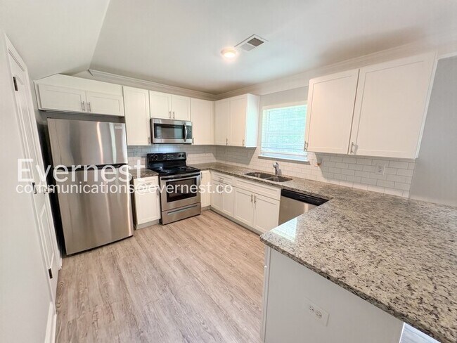 Foto del edificio - 3 Bed/2.5 Bath Home with Garage / Pet-Friendly / Coming Soon!
