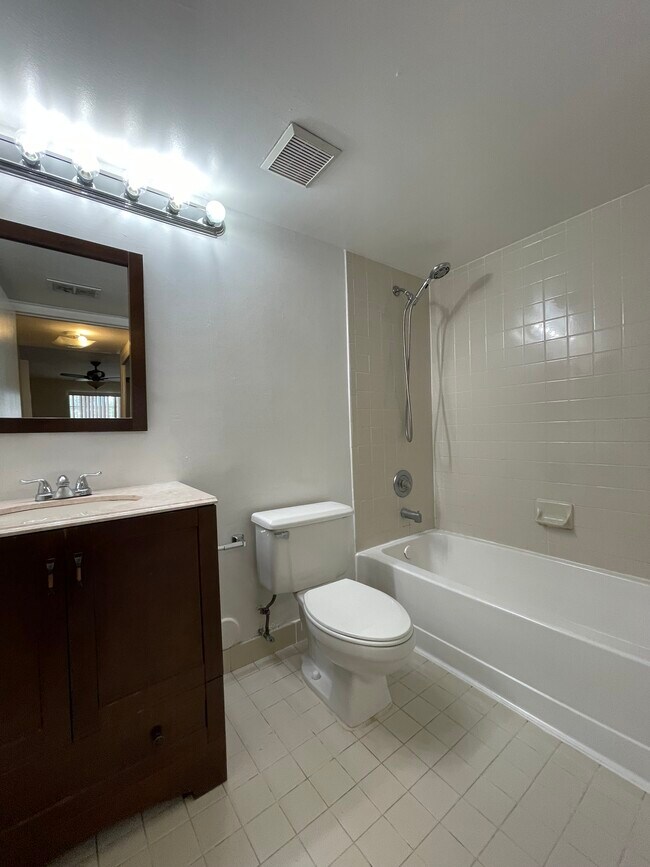 Foto del edificio - 2881 N Oakland Forest Dr