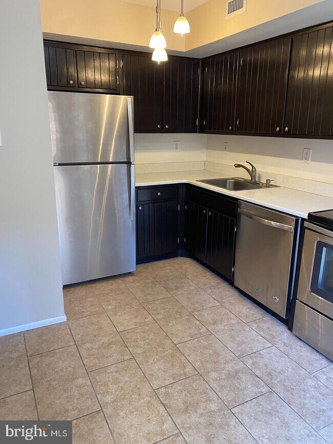 Building Photo - 1203 Worthington Dr