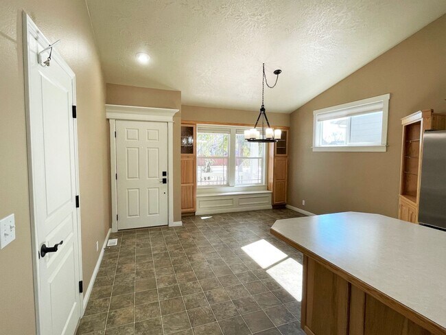 Foto del edificio - Beautiful 2 bed 2 bath home in the Woodbridge Subdivision.