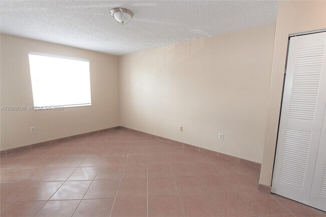 Foto del edificio - 2890 N Oakland Forest Dr