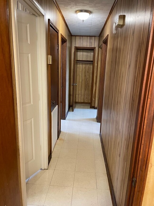 Building Photo - 3 bedroom 1 bath house