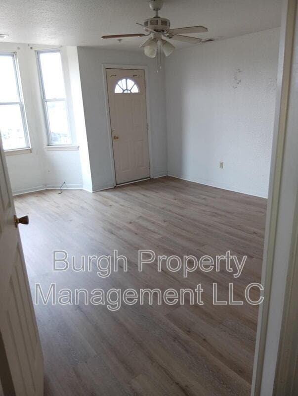 Building Photo - 116 W 8th Ave