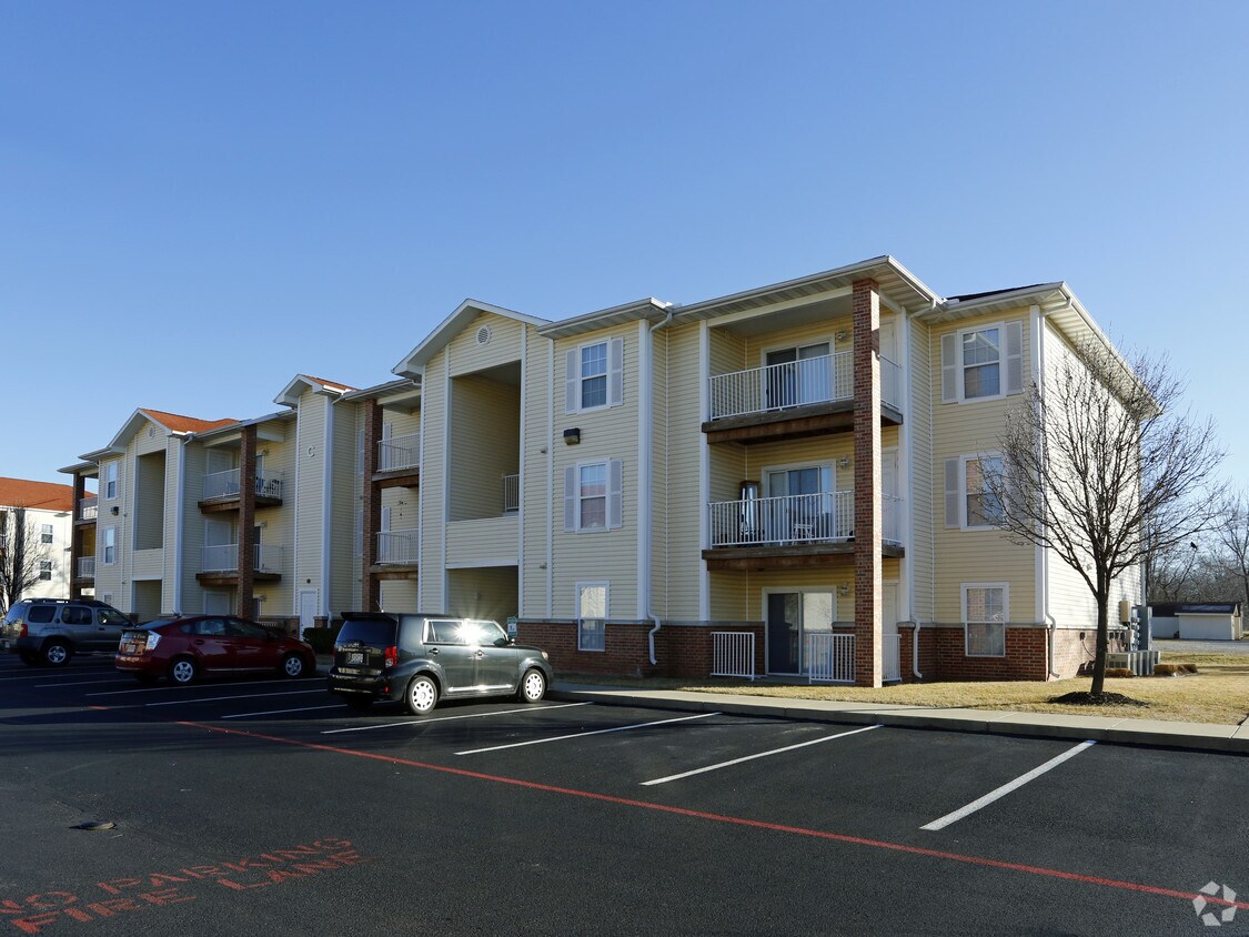 The Carlyle Apartment Homes Rentals in Springfield at 923 W Battlefield