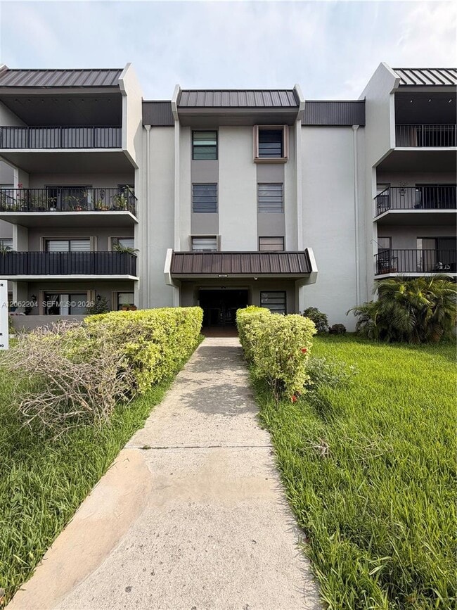 Building Photo - 10431 N Kendall Dr