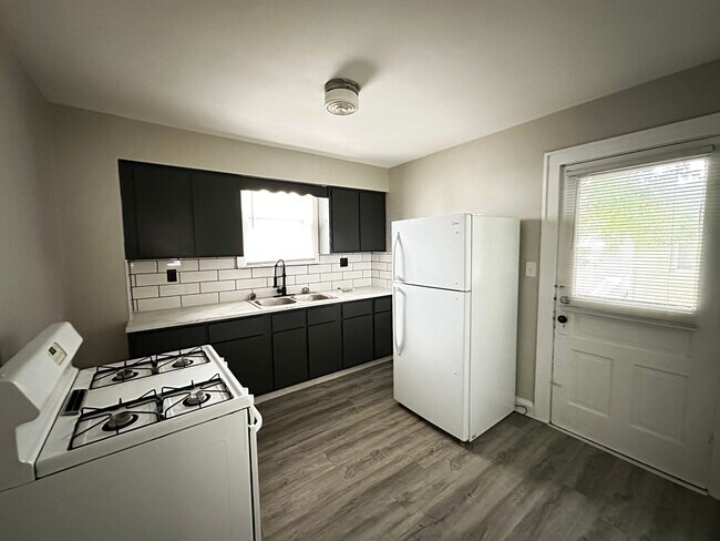 Foto del edificio - 732-734 DESHLER AVE.