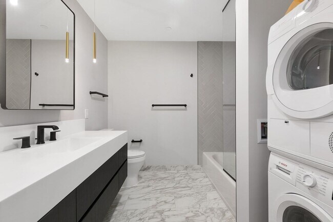 Building Photo - 47 Lagrange St