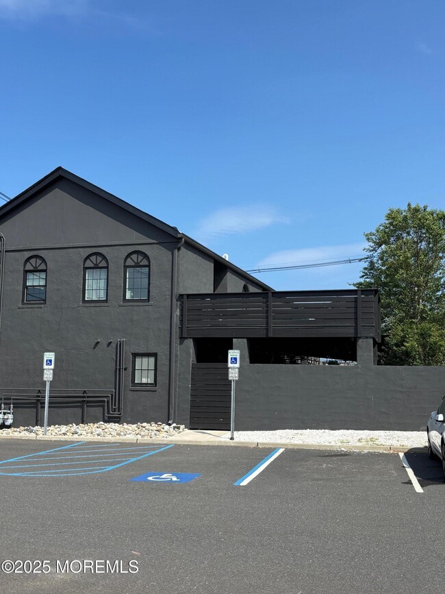 Building Photo - 165 Bay Ave