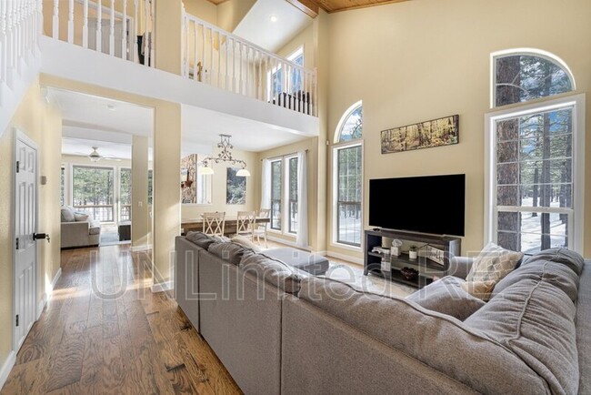 Building Photo - 3960 Westwood Cir