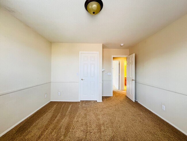 Foto del edificio - 924 Royal Birch Ln