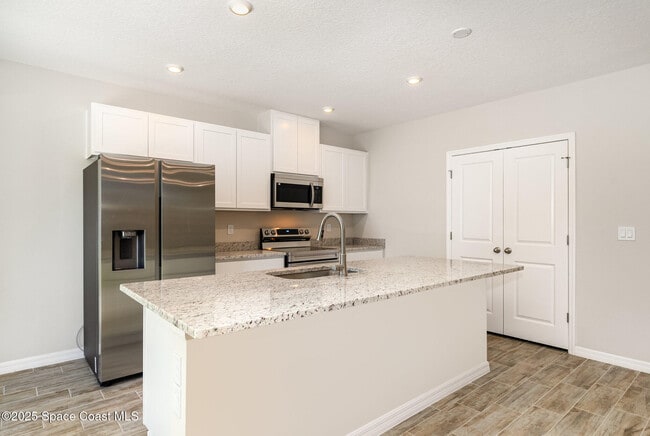 Building Photo - 6360 Lookout Dr