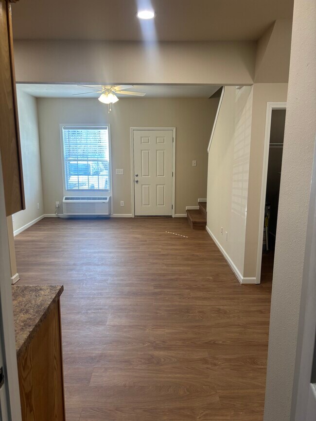 Sala de estar - 130 E Center Town Dr